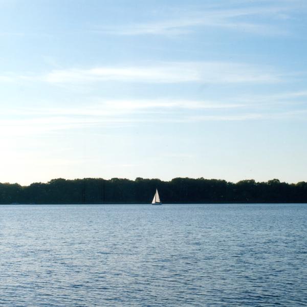 Wasser und Segelboot