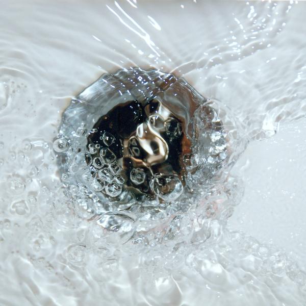 Weshalb fließt das Wasser auf der Südhalbkugel in einem sich anders herum drehenden Strudel ab?