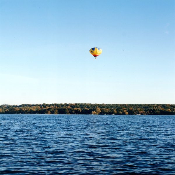 Ballon über dem Wasser