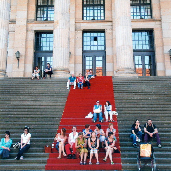 Woher stammt eigentlich die Wendung „auf dem roten Teppich“?