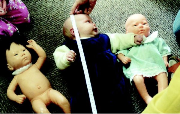 Baby wird mit Babypuppen gemessen