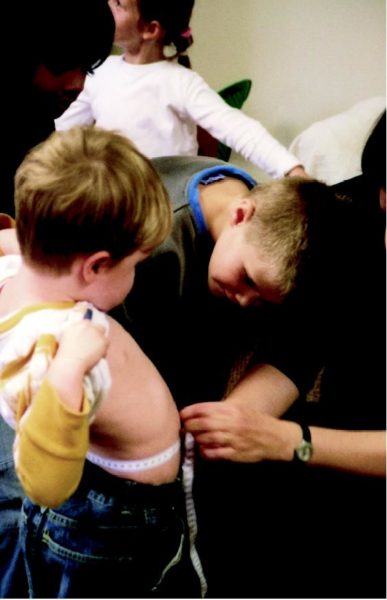 Jungs möchten auch einen Babybauch, messen ihren eigenen Bauch