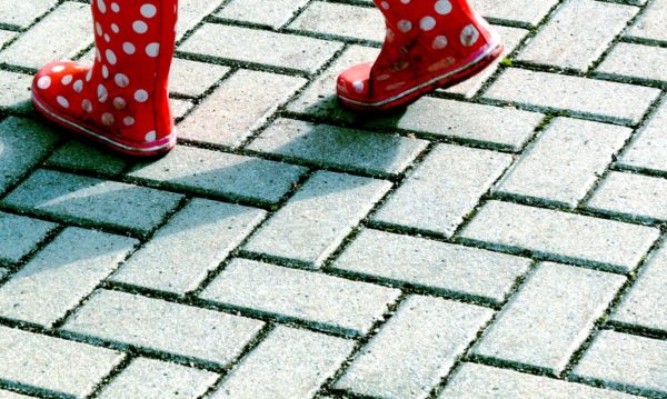 Stiefel mit Pünktchen auf Pflaster