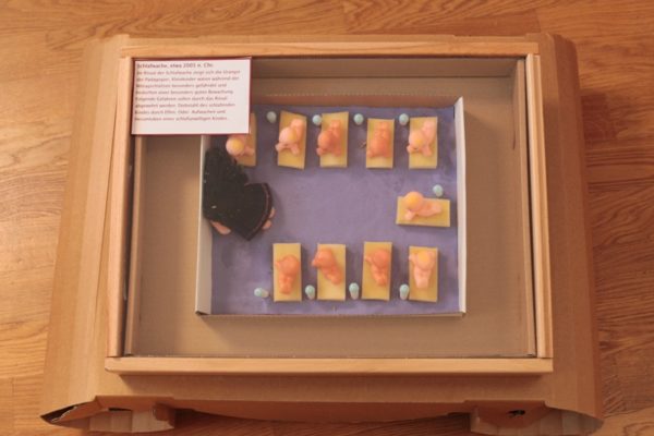 Schlafwache aus Ausstellung Pädagogien