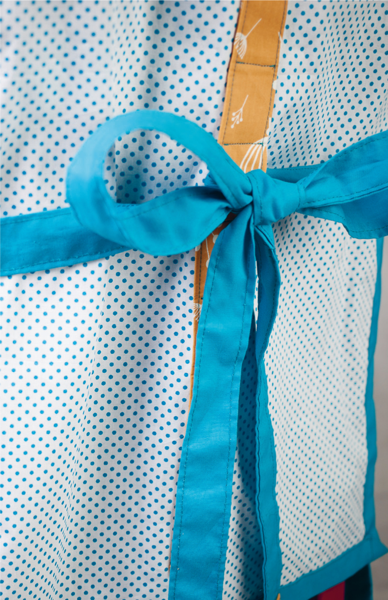 Stuhlküche Detail blau Schleife