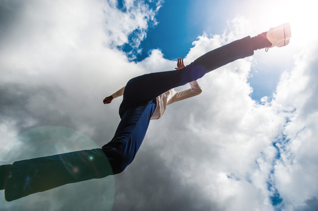 カメラの上を飛び越える男性,ローアングル