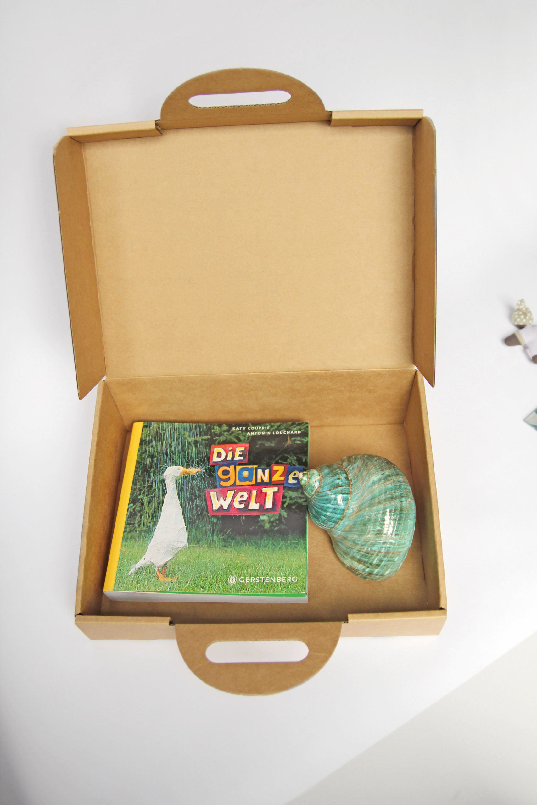 Kinderkoffer aus Pappe Innenansicht gefüllt 3