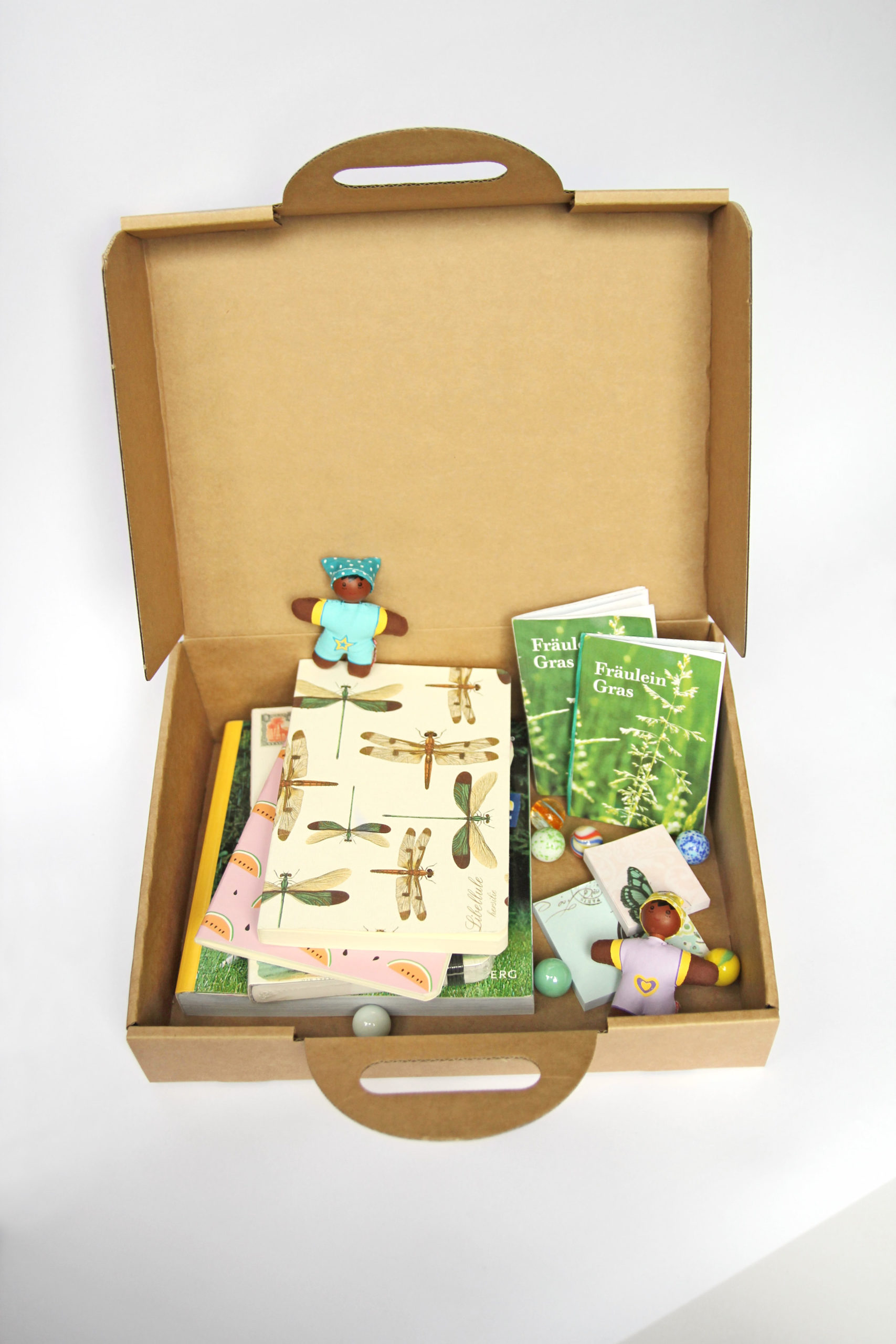 Kinderkoffer aus Pappe Innenansicht gefüllt 1