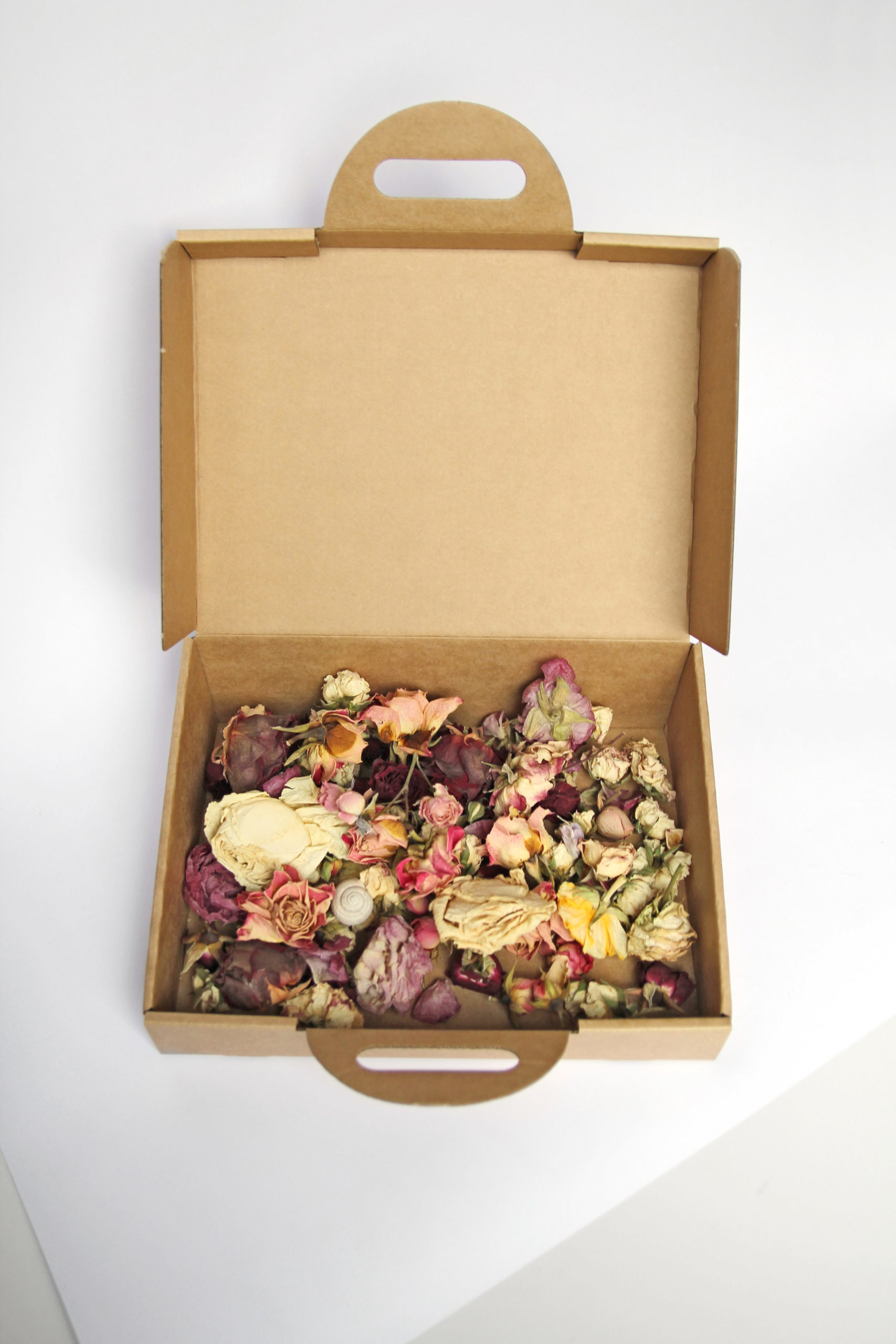 Kinderkoffer aus Pappe Innenansicht gefüllt 2