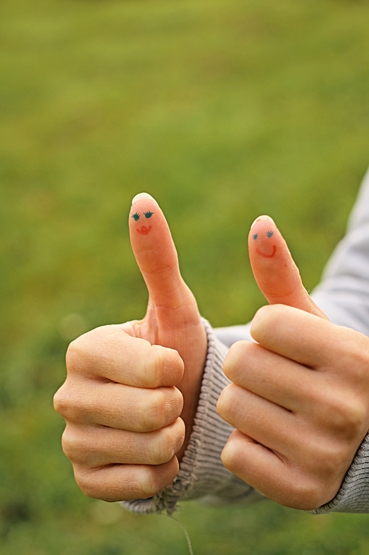 Mit Fingerchen und flacher, flacher Hand