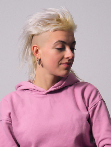 Frau mit rosa Pulli